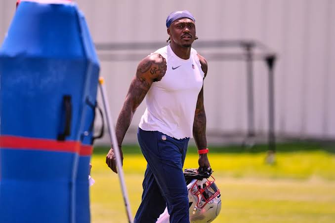 A.J. Brown reveals he's had Patriots rug in his house for years, including while playing for Eagles
