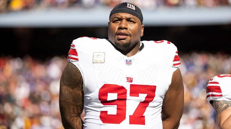 Giants DT Dexter Lawrence requests trade, sources say