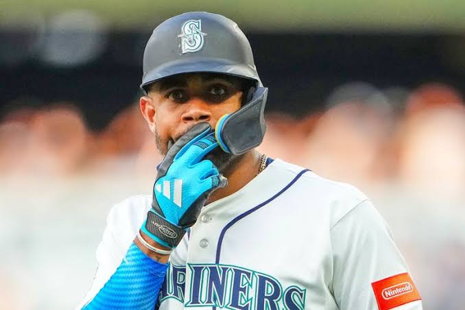 Julio Rodríguez exits Mariners game with apparent injury