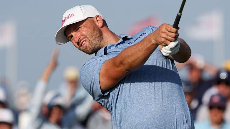Wyndham Clark builds 4-shot lead before U.S. Open play suspended