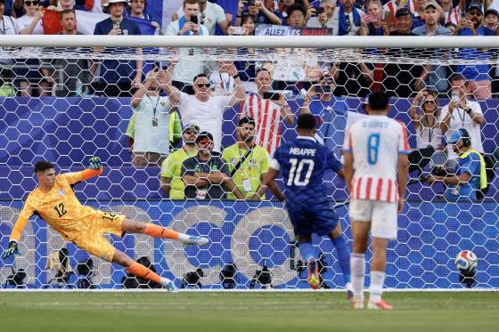 France records another ho-hum win, as it aims for a third-straight World Cup final