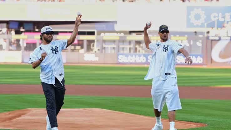 Knicks champs Brunson, Hart throw out first pitch in Bronx