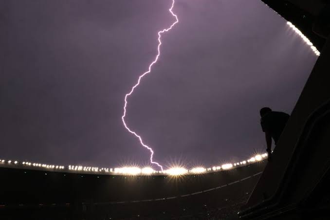 Storms force weather delay during Mexico and Ecuador World Cup match