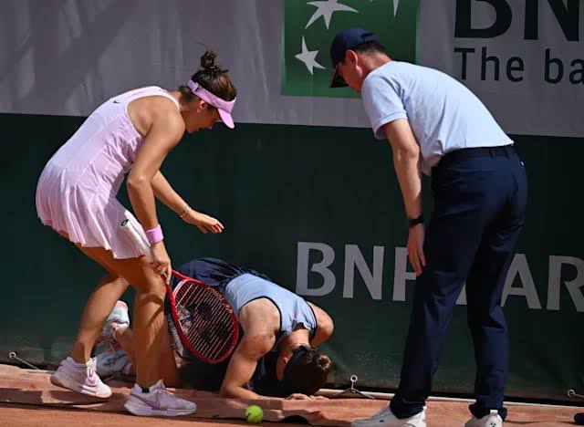 French Open: Zeynep Sönmez forced to retire from match after tripping over court-side advertisement