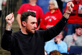 Johnny Manziel beats Bob Menery in Battle of Dad Bods