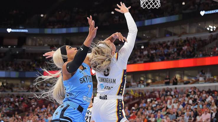 Chicago's DiJonai Carrington ejected for hard foul on Sophie Cunningham