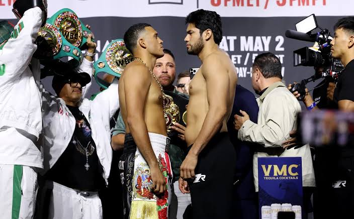 Benavidez Comes In Below Cruiserweight Limit For Division Debut