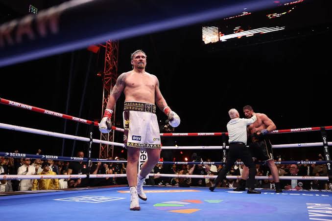 Oleksandr Usyk-Rico Verhoeven: Peter Fury confronts and then forgives the referee on flight home