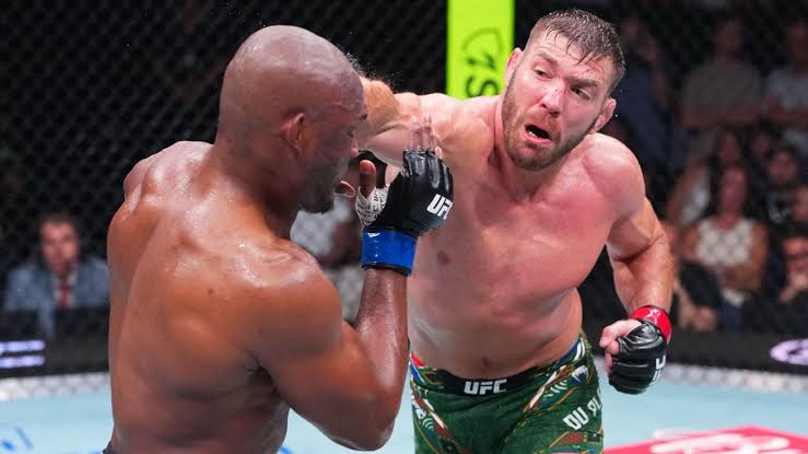 Du Plessis dominates Usman on points in one-sided UFC main event