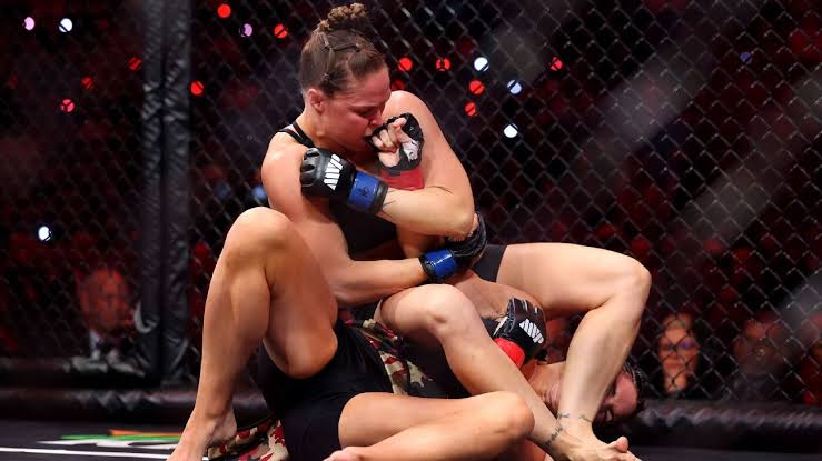 Ronda Rousey submits Gina Carano by armbar in 17 seconds