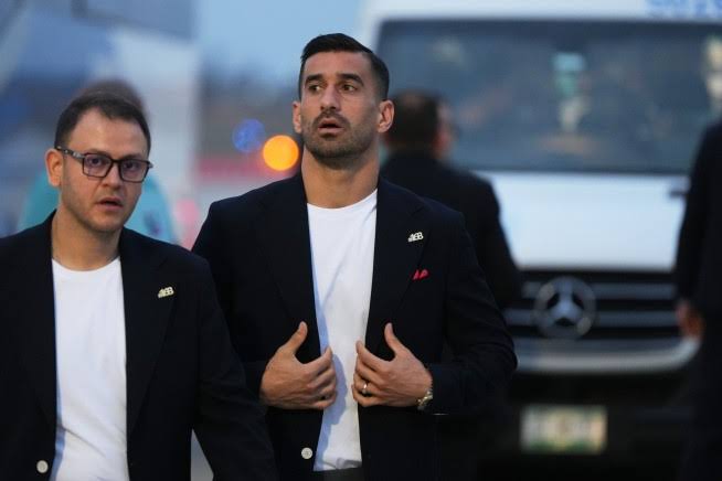 Iranians Arrive for World Cup Bearing a Tribute