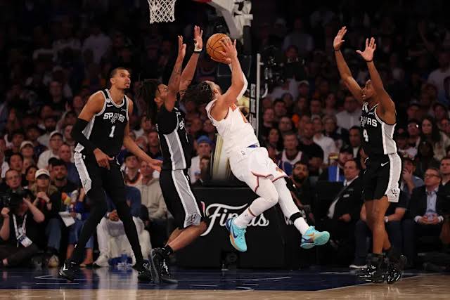 Former Knicks Player Explodes After Victor Wembanyama’s Shocking Shove on Jalen Brunson