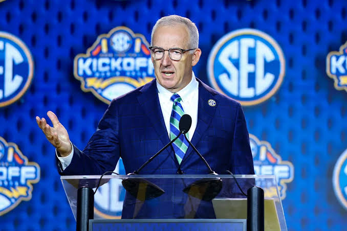 SEC commish throws cold water on 'breakaway' notion, but league tension is high with Senate bill still up for grabs