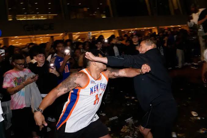 Mamdani faces criticism balancing New York Knicks mania and public safety