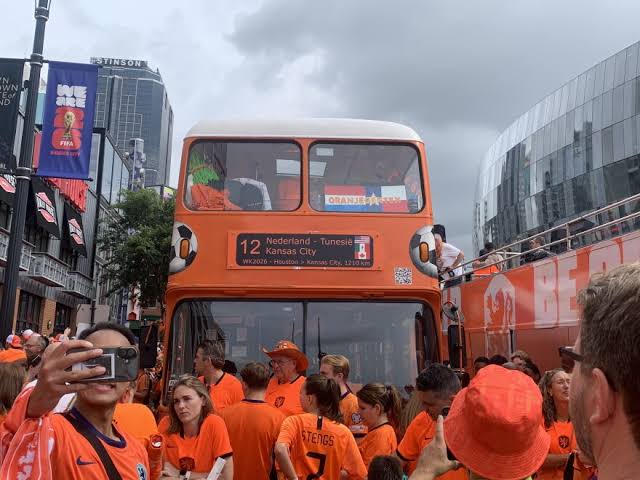 Oranje Fanwalk takes over Kansas City as fans prep for Netherlands-Tunisia World Cup match