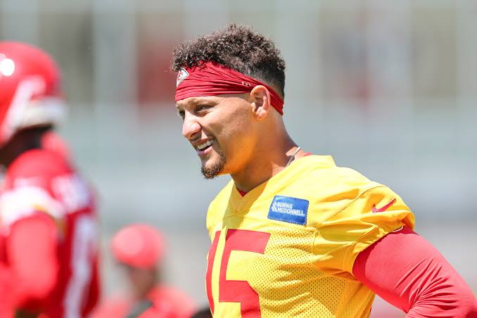 Patrick Mahomes will wear a brace on his knee, "I can still move and be myself with it"