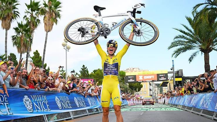 Tour de France Femmes: Demi Vollering wins final stage to clinch second title