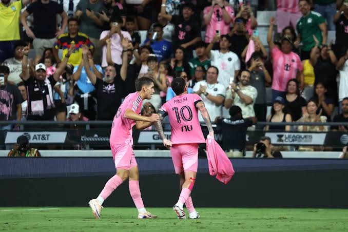 💔 Tributes, a minute's silence, messages...all backing Messi