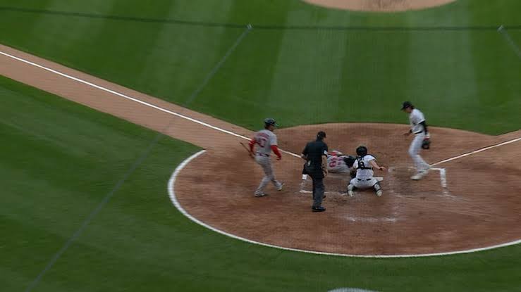 Contreras not worried after exiting with left foot contusion from foul ball