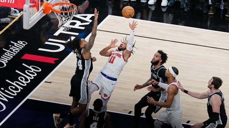 4 takeaways: Jalen Brunson shoulders heroic burden in Game 1 victory
