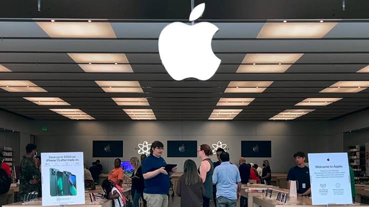 Apple Has Reportedly Started Recording and AI-Summarizing Conversations at the Genius Bar