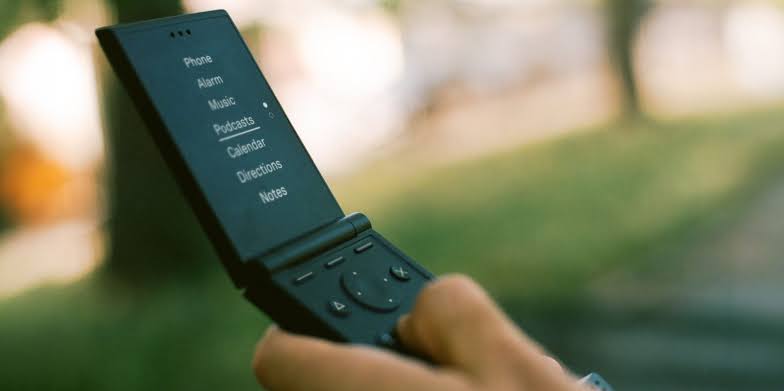 Light Flip is the minimalist $299 Moto Razr throwback you’ve been waiting for