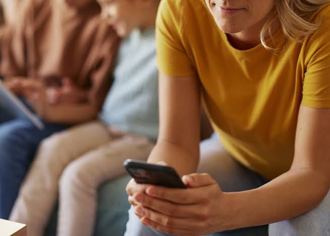 Parents’ Phone Addiction Affects Bond with Kids, New Study Finds