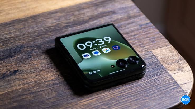 Motorola Razr+ (2026) Review: A Slightly Awkward Middle Child