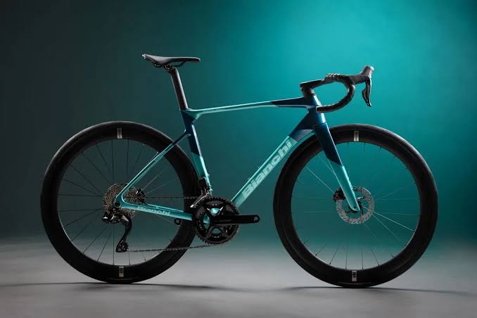 Bianchi's updated Specialissima is its lightest road bike ever, and more aero too