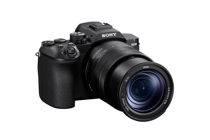 Just Don’t Use the Super-Long Zoom on Sony’s RX10 V for Anything Creepy, Okay?