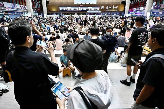 Pokemon fans defy typhoon at Main Station