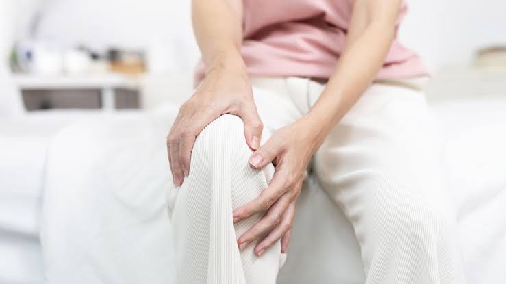 Over 60? A physical therapist says this is the one mobility habit to add if your knees feel stiff