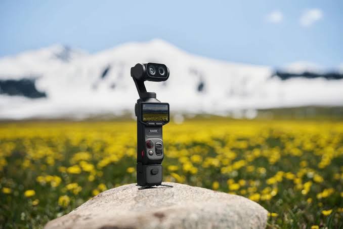 Show the World Your Pretty Face With the Leica-Engineered Insta360 Luna Ultra Pocket Camera