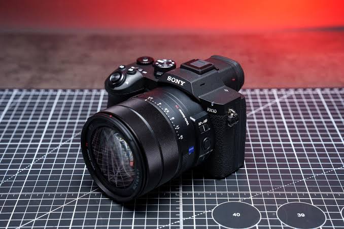 Sony brings back the superzoom RX10 with a stacked sensor and a high price