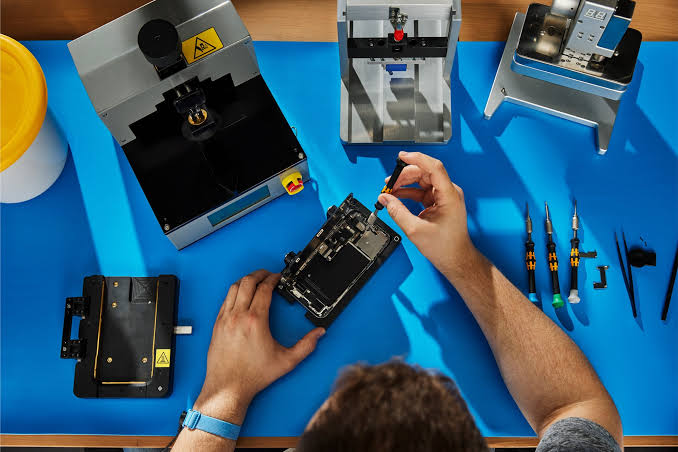 Apple and Lenovo have the least repairable laptops, analysis finds