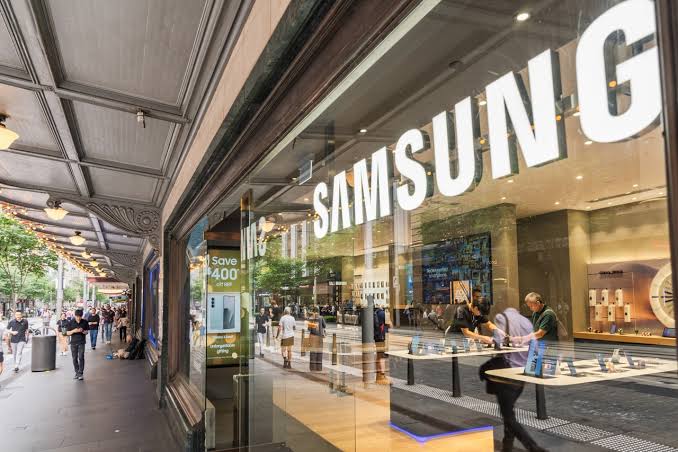 Samsung eyes edge over Apple with new shorter, wider Galaxy Z Fold 8 in July (SSNLF:OTCMKTS)