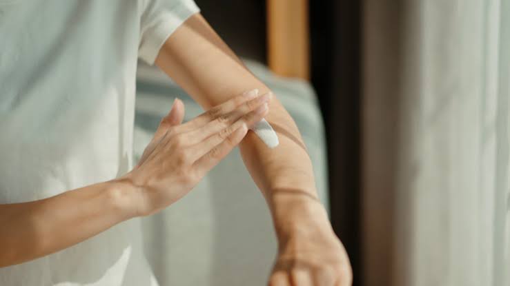 Column | I’m a doctor. Here’s why I wear sunblock indoors.
