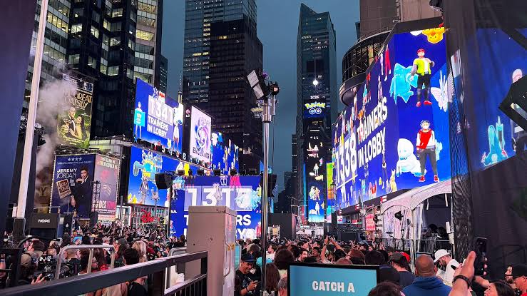 Mewtwo takes over Times Square as Pokémon recreates original Pokémon Go trailer