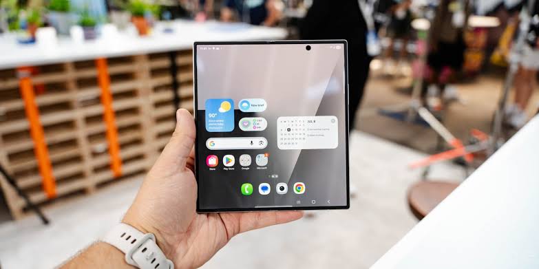Galaxy Z Fold 8 Ultra display crease missing in latest hands-on leak [Video]