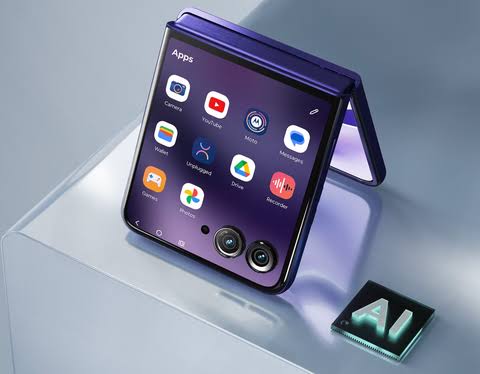 Motorola Beats Apple And Samsung: The Razr Ultra 2026 Debuts Innovative Battery Tech