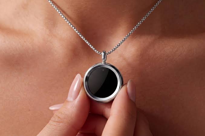 This exposure-tracking pendant will help you stay safe in the sun.
