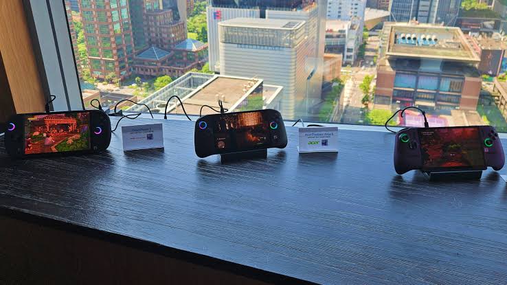 I Played the Future of PC Gaming Handhelds: The New Intel Arc G3 Models Compared