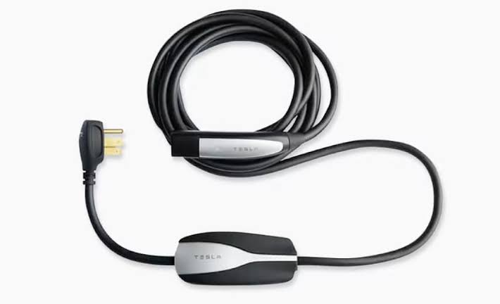 Tesla Rolls Out Rare Software Update to Mobile Connectors