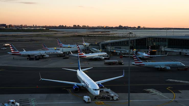Sinkhole shuts runway at LaGuardia Airport, delaying flights, Port Authority warns