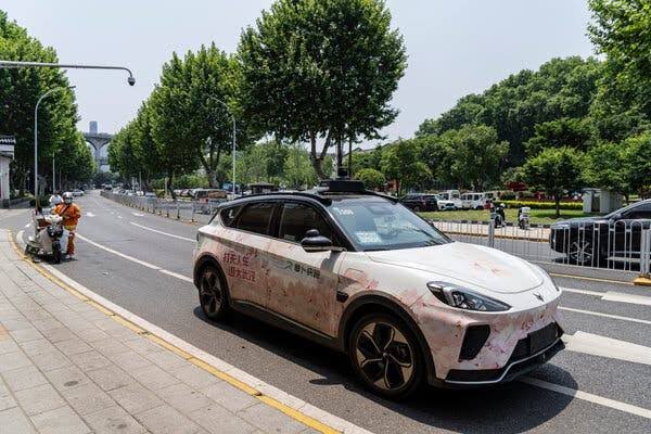 Robot Taxis Stop in Traffic in Chinese City, Stranding Travelers