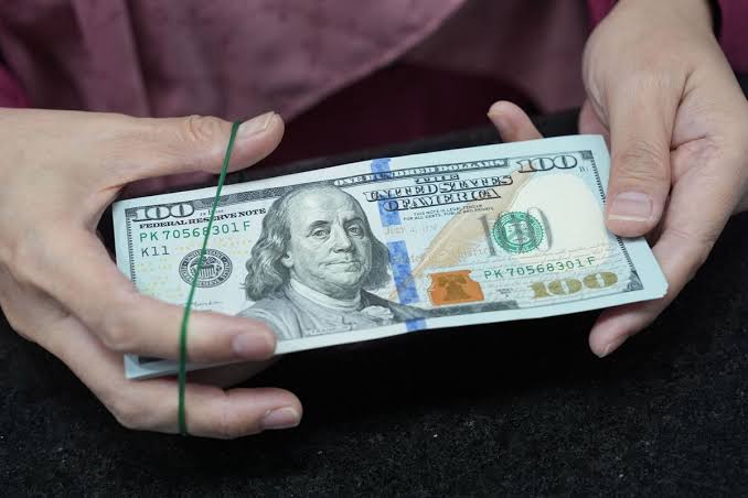 Traders Grapple With World That’s Good for Dollar, Bad for Bonds