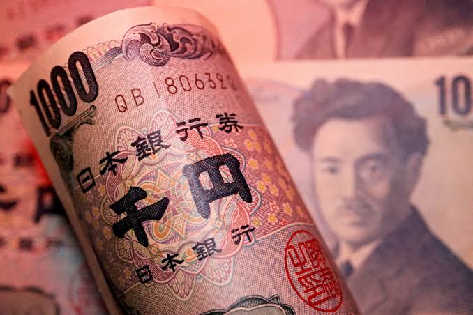Yen surges, analysts suspect official Japanese intervention