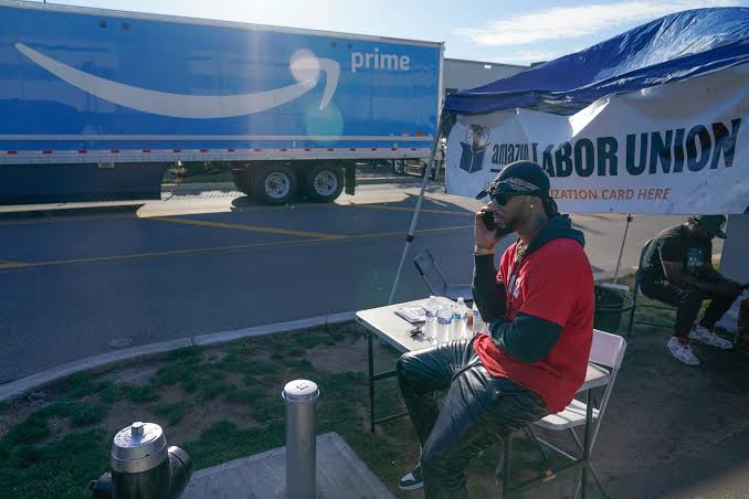 Trump labor board orders Amazon to bargain with Teamsters
