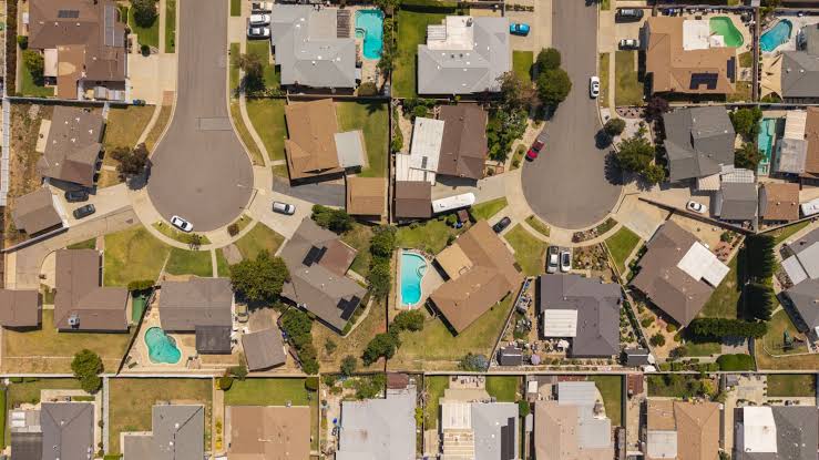 Sellers are pulling homes off the market at the fastest pace since 2020
