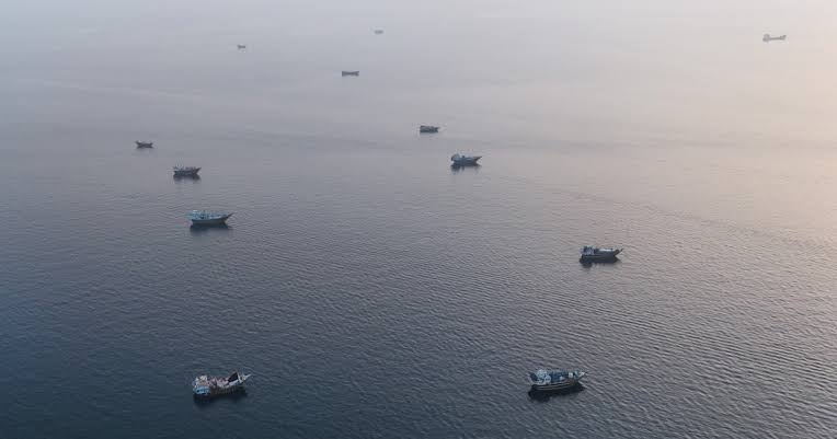 Oil prices rise as US, Iranian strikes threaten Strait of Hormuz reopening